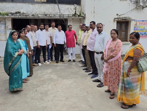 बीडीओ साहब जब आप हमारी शर्ते मानेगें, तभी हम आप की मानेगें!