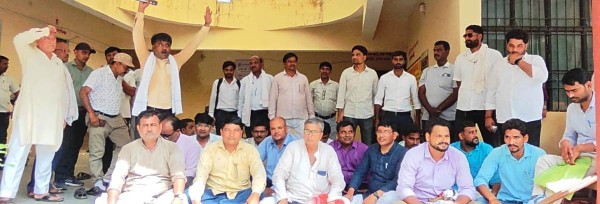 गुरुजी’ लोगों ‘ने’ किया ‘जनगणना’ किट ‘लेने’ से ‘इनकार’
