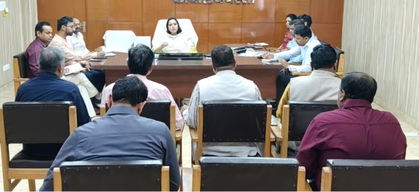 मैडम, ‘किसानों’ को ‘समीक्षा’ नहीं, ‘खाद’ चाहिए!