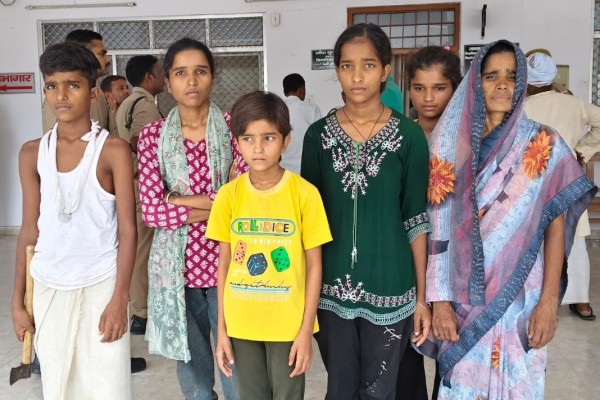 पिता को चिता देने के बाद बालक चार बहनों और माता के साथ डीएम के पास पहुंचा