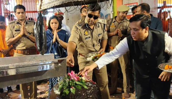 कमिश्नर, ‘डीआईजी’, ‘डीएम’ और ‘एसपी’ ने ‘बाबा’ का लियाआशीर्वाद