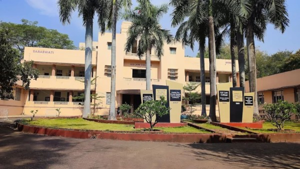 हापुड़ लॉ कॉलेज में अवैध प्रैक्टिकल शुल्क वसूली का आरोप, छात्रों ने डीएम से की शिकायत