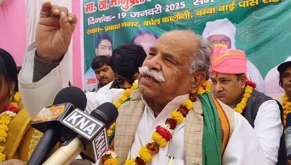 ‘दिल्ली’ की ‘सड़क’ पर ‘बैठे’ नौजवान ‘श्रीलंका’ नहीं बनाना ‘चाहते’