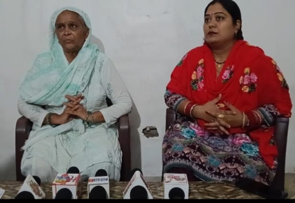 सेक्टर 25 में तहसीलदार पर बन रहे  मकान रुकवाने का लगा आरोप!