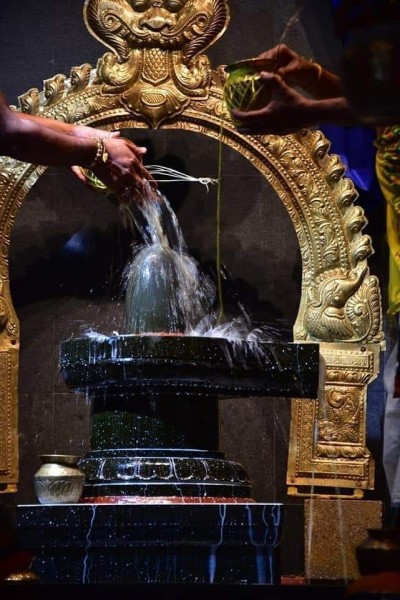 श्रद्धालुओं ने गंगा स्नान कर जलाभिषेक किया
