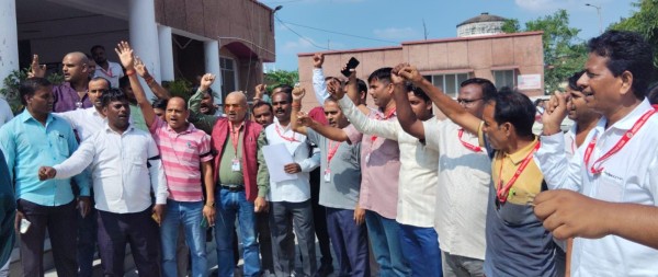 ‘दिल्ली’ के ‘पत्रकारों’ के ‘समर्थन’ में ‘सड़क’ पर उतरे ‘बस्ती’ की ‘मीडिया’