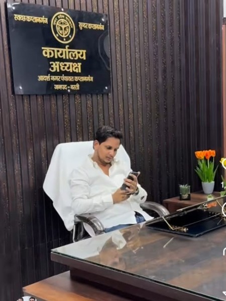 पुत्र’ ने ‘पिता’ को उनकी ‘कुर्सी’ से किया ‘बेदखल’