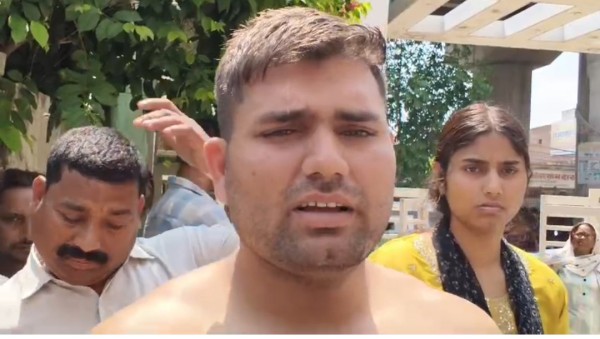 हापुड़ में गढ़ रोड फाटक के पास अस्पताल में पार्किंग स्टैंड के ठेकेदार ने दबंगो लोगों को बुलाकर मां बेटों के साथ की मारपीट