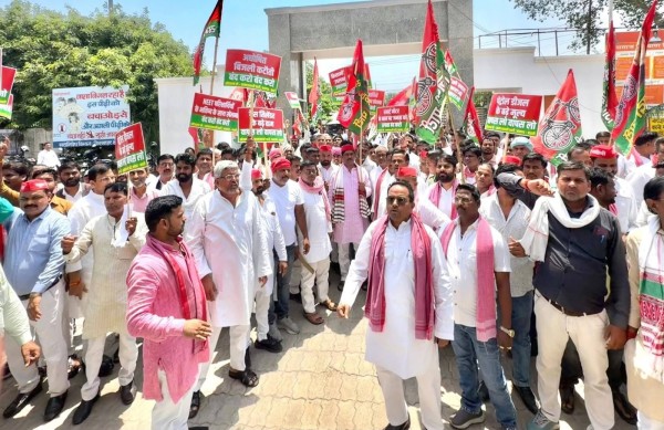 बहुत’ दिन बाद ‘न्याय’ मार्ग ‘पर’ एक ‘साथ’ मिले ‘सपाई’