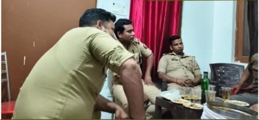 ड्यूटी के समय शराब के नशे में धुत दिखे दरोगा और सिपाही