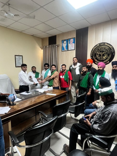 भारतीय किसान यूनियन (टिकैत) के पद अधिकारियों ने गढ़मुक्तेश्वर एसडीएम को किसानों कि समस्याओ को लेकर ज्ञापन सोपा,