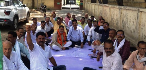 अधिकारी’ या तो ‘कमीशन’ बंद ‘करें’, या फिर ‘तारकोल’ का रेट ‘बढ़ाए’!