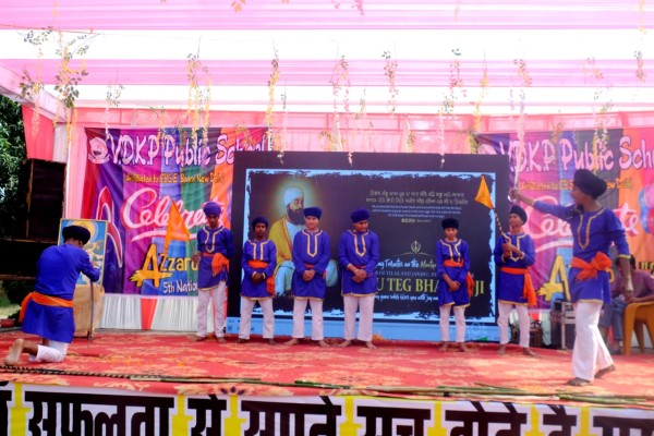 वी,डी,के,पी पब्लिक स्कूल में हर साल की तरह रंगारंग प्रोग्राम कराया गया!