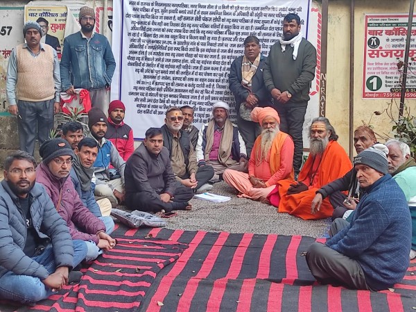 गढ़मुक्तेश्वर नगर पालिका सीमा से टोल हटाने को लेकर छठ वें दिन भी धरना जारी