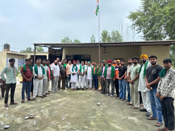 गढ़मुक्तेश्वर के गांव शाकरपुर में किसान मजदूर संगठन के कार्यकर्ताओं ने आजादी के महोत्सव पर झंडा फहराया