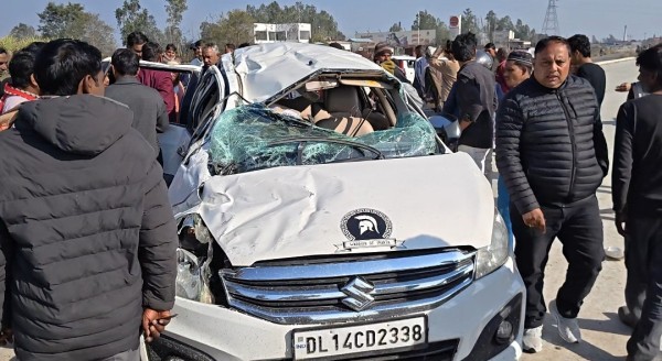 तेज रफ्तार का कहर डिवाइडर से टकराकर पलटी खाकर गिरी गाड़ी!