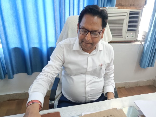 पूर्व ‘एआर’ ने कहा ‘लूटो’, वर्तमान ने कहा ‘लूटने’ नहीं ‘दूंगा’!