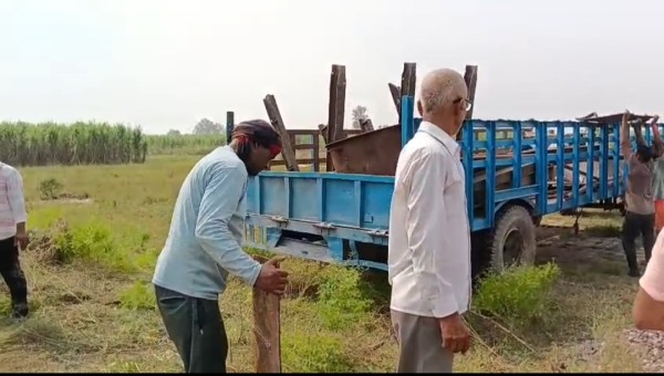किसानों ने गन्ने का बकाया मांगते हुए, कांटा नहीं लगाने दिया वापस भेजा