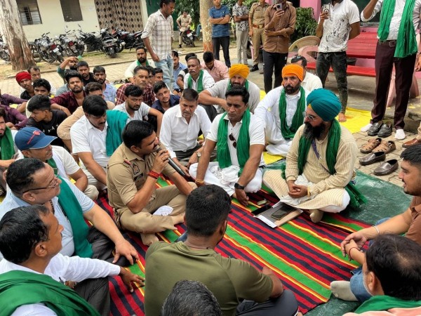 आज किसान मजदूर संगठन के पद अधिकारियों ने एक चोरी का खुलासा न होने पर बहादुरगढ़ थाने का घेराव किया