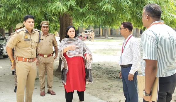 ‘डीएम’ और ‘एसपी’ ने ‘पुलिस’ भर्ती ‘परीक्षा’ का लिया ‘जायजा’
