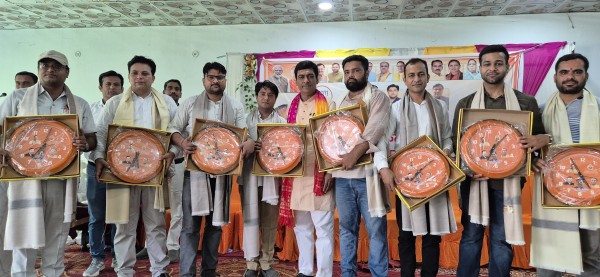 संगठन के पदाधिकारियों को घंटा देकर शॉल उड़ाकर सम्मानित किया