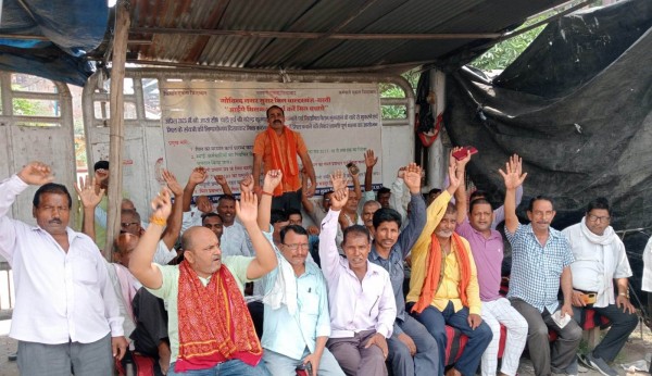 प्रशासन’ आता, ‘आश्वासन’ देकर ‘चला’ जाता, पर ‘मिल’ का ‘गेट’ नहीं ‘खुलता’