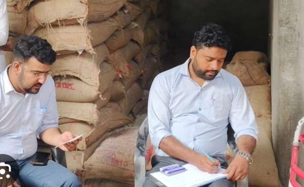 पूर्ति निरीक्षक पूजा गुप्ता के आव्हान पर राशन डीलरो ने लगाए सैकड़ो पौधे।