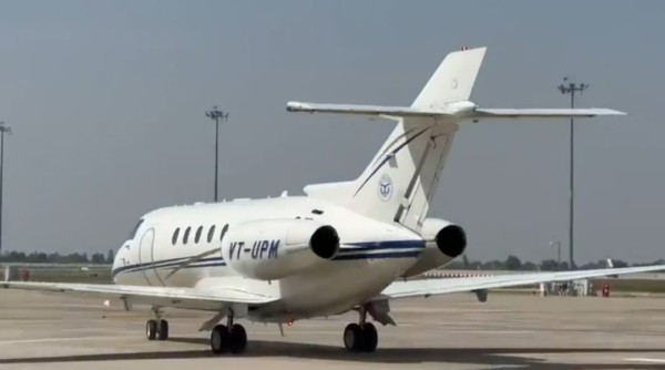 जेवर से पहली उड़ान, राज्यपाल आनंदीबेन पटेल व सीएम योगी ने किया लखनऊ का सफर l