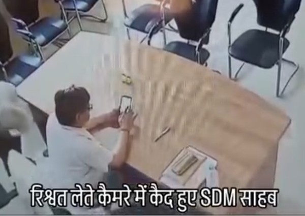 लक्ष्मी को सीधे हाथ में नहीं लेते इसलिए एसडीएम सदर,