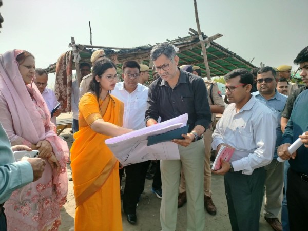 गंगा मेला की तैयारी को डीएम के संग सिस्टम मेला स्थल पहुंचा, दिखाई,नाराजगी
