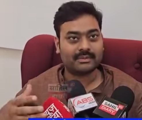 आसमान’ में ‘उड़ने’ वाले ‘बाबा’ क्या जाने टूटी ‘सड़कों’ पर ‘चलने’ वालों का ‘दर्द’?