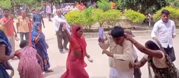 क्या जमाना आ गया, महिलाएं अब चप्पलों से नकली प्रधान की धुनाई करने लगी!