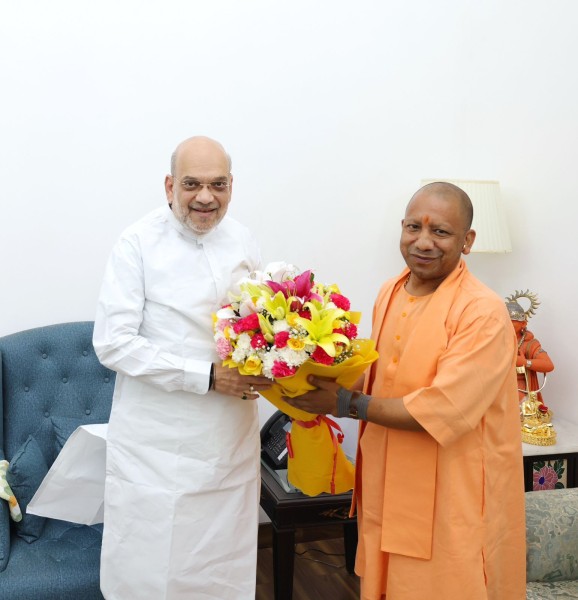 नई दिल्ली स्थित अमित शाह  के आवास पर शिष्टाचार भेंट करते हुए उत्तर प्रदेश के मुख्यमंत्री   योगी आदित्यनाथ।