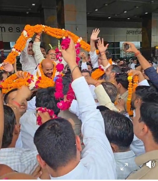 ‘एयरपोर्ट’ से ‘यूपी’ भवन तक ‘हरीश द्विवेदी’ का ‘होता’ रहा ‘जयजयकार’