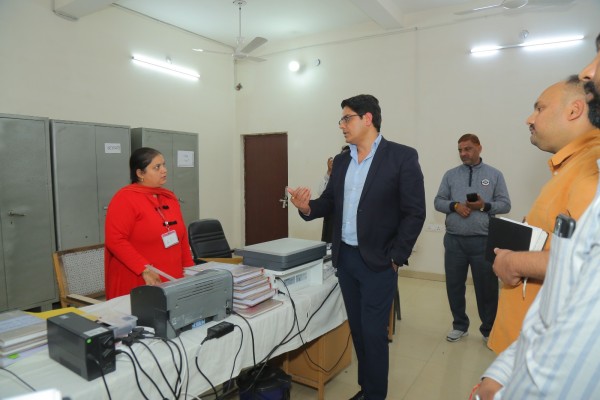 मण्डलायुक्त श्री भानू चंद्र गोस्वामी ने किया कलेक्ट्रेट का निरीक्षण,