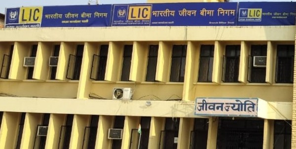 एलआईसी’ में ‘पालिसी’ सरेंडर के ‘नाम’ पर हो रहा ‘खेल’